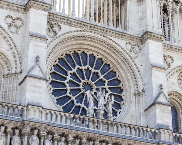 PARIS, FRANCE, le 30 août 2015. Détails architecturaux de Notre-Dame de Paris. Notre-Dame de Paris est l'un des symboles de Paris . — Photo