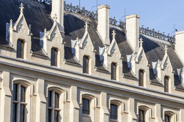 29 Ağustos 2015 tarihinde, Paris, Fransa. Setin Seine Nehri manzarası. Konsyerzheri (fr. La Conciergerie) - eski kraliyet kale mimari detaylar XIII-Xx, şimdi Müzesi inşa edilmiştir