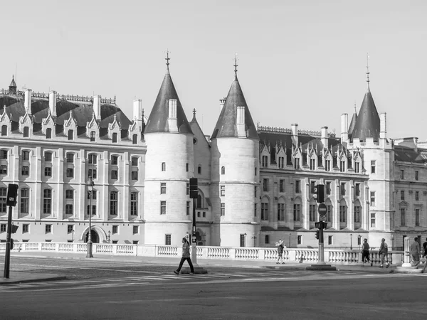 Parigi, FRANCIA, il 29 AGOSTO 2015. Skyline River Embankment Seine. Konsyerzheri (fr. La Conciergerie) - l'ex castello reale, è costruito nel XIII-XX, ora il museo — Foto Stock