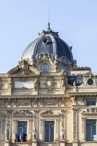 Paris, Frankrike, den 30 augusti 2015. Arkitektoniska detaljer av historiska byggnader i den centrala delen av staden — Stockfoto