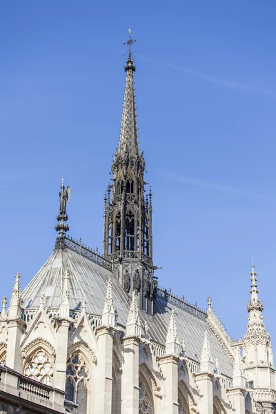 Parijs, Frankrijk, op 30 augustus 2015. Architecturale details van historische gebouwen in het centrale deel van de stad — Stockfoto