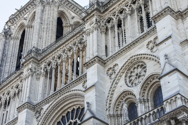 Parigi, Francia, il 30 agosto 2015. Dettagli architettonici di Notre-Dame de Paris. Notre-Dame de Paris è uno dei simboli di Parigi . — Foto Stock