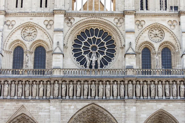 Paris, Frankrike, den 30 augusti 2015. Arkitektoniska detaljer av Notre-Dame de Paris. Notre-Dame de Paris är en av symbolerna för Paris. — Stockfoto