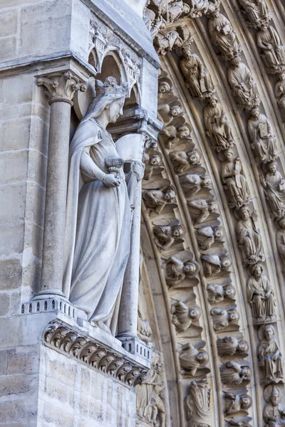 PARIS, FRANCE, le 30 août 2015. Détails architecturaux de Notre-Dame de Paris. Notre-Dame de Paris est l'un des symboles de Paris . — Photo