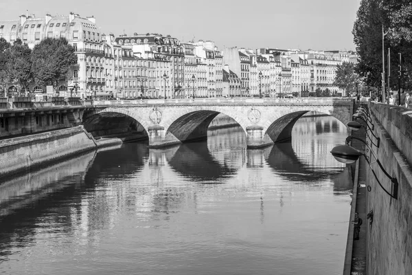 PARIS, FRANCE, on AUGUST 30, 2015. A view of Skyline on Seine Embankment and the bridge through the river — Stock Photo, Image