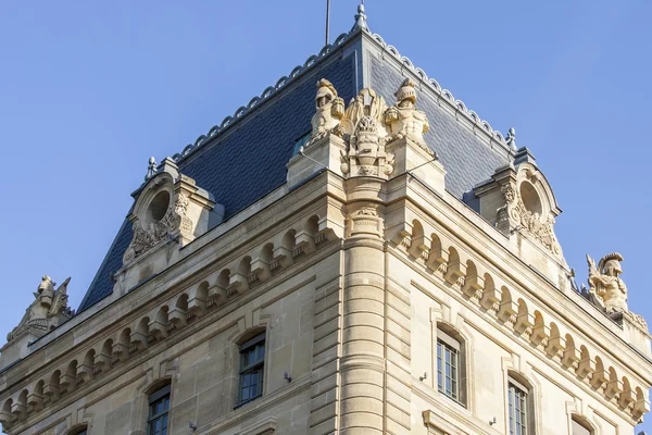 Parijs, Frankrijk, op 30 augustus 2015. Architecturale details van historische gebouwen in het centrale deel van de stad — Stockfoto