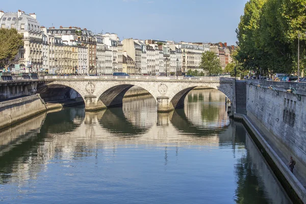 PARIS, FRANCE, le 30 août 2015. Une vue sur Skyline sur la Seine Embankment et le pont à travers la rivière — Photo