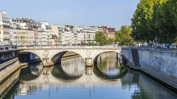 Paris, Frankrike, den 30 augusti 2015. Utsikt över silhuett på Seine vallen och bron genom floden — Stockfoto