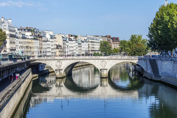 PARIS, FRANÇA, em 30 de agosto de 2015. Uma vista do Skyline no Seine Embankment e da ponte através do rio — Fotografia de Stock