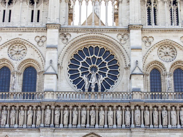 Parigi, Francia, il 30 agosto 2015. Dettagli architettonici di Notre-Dame de Paris. Notre-Dame de Paris è uno dei simboli di Parigi . — Foto Stock