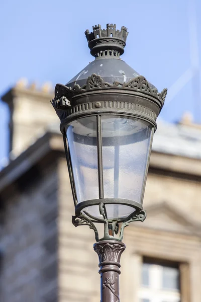 Paris, Frankrike, den 30 augusti 2015. En vacker dekorativ gatlykta mot arkitekturen — Stockfoto