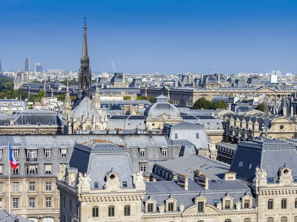 PARIS, FRANCE, pada tanggal 30 Agustus 2015. Pemandangan kota dari sebuah platform survei di Notre-Dame de Paris. Tampilan ini adalah salah satu pemandangan Paris yang paling indah dari atas — Stok Foto