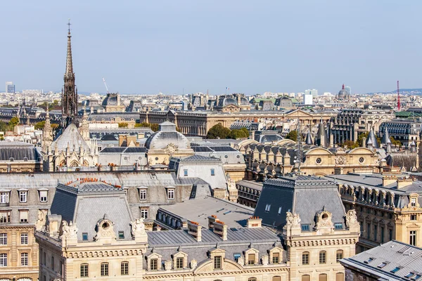 Parijs, Frankrijk, op 30 augustus 2015. Een uitzicht op de stad vanaf een enquête platform op Notre-Dame de Paris. Deze look is een van de mooiste uitzichten over Parijs van boven — Stockfoto