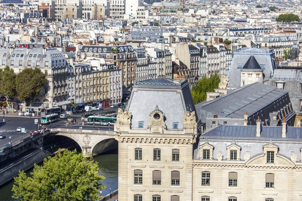 Parijs, Frankrijk, op 30 augustus 2015. Een uitzicht op de stad vanaf een enquête platform op Notre-Dame de Paris. Deze look is een van de mooiste uitzichten over Parijs van boven — Stockfoto