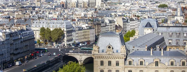 PARIS, FRANCE, le 30 août 2015. Vue de la ville depuis une plateforme d'arpentage sur Notre-Dame de Paris. Ce look est l'une des plus belles vues de Paris d'en haut — Photo