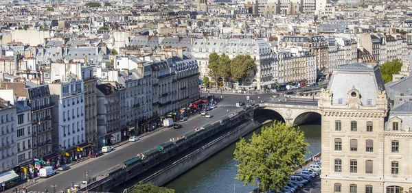 PARIS, FRANCE, le 30 août 2015. Vue de la ville depuis une plateforme d'arpentage sur Notre-Dame de Paris. Ce look est l'une des plus belles vues de Paris d'en haut — Photo