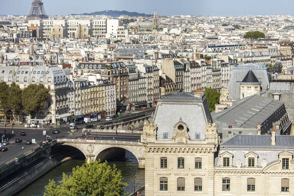 Paříž, Francie, na 30 srpnu 2015. Pohled na město od plošinu na Notre-Dame de Paris. Tento pohled je jedním z nejkrásnějších pohledů z Paříže z výše — Stock fotografie