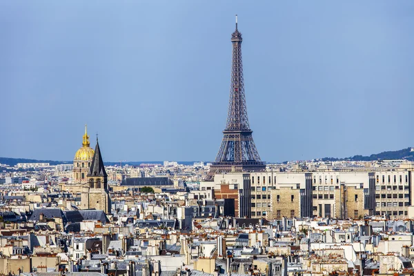 Parijs, Frankrijk, op 30 augustus 2015. Een uitzicht op de stad vanaf een enquête platform op Notre-Dame de Paris. Deze look is een van de mooiste uitzichten over Parijs van boven — Stockfoto