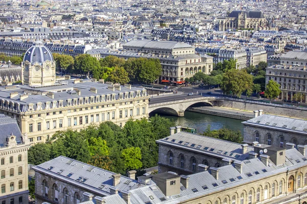 Παρίσι, στις 30 Αυγούστου 2015. Μια άποψη της πόλης από μια πλατφόρμα έρευνας στην Παναγία των Παρισίων. Αυτό το βλέμμα είναι ένα από τα πιο εντυπωσιακά τοπία του Παρίσι από ψηλά — Φωτογραφία Αρχείου