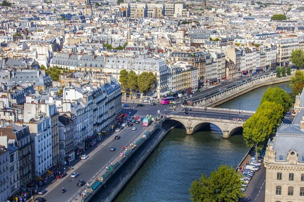 Parijs, Frankrijk, op 30 augustus 2015. Een uitzicht op de stad vanaf een enquête platform op Notre-Dame de Paris. Deze look is een van de mooiste uitzichten over Parijs van boven — Stockfoto