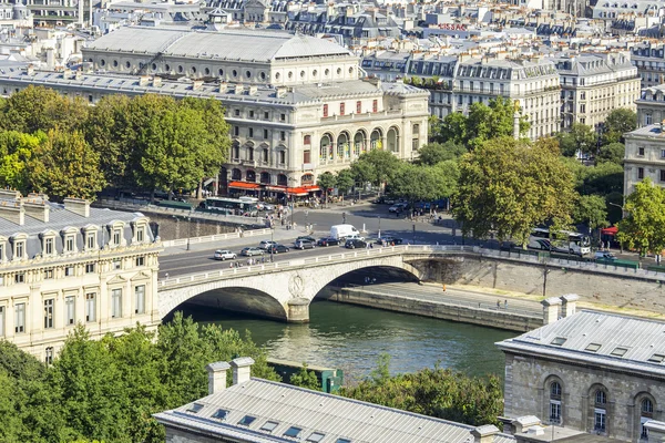 Párizs, Franciaország, a augusztus 30., 2015. A kilátás nyílik a városra, a felmérés platform, a Notre-Dame de Paris. Ez a megjelenés az egyik legszebb véleményét Párizs fölött — Stock Fotó
