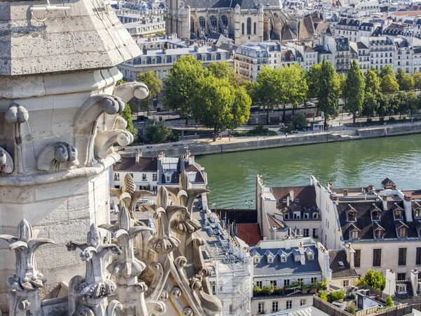 Paris, Frankrike, den 30 augusti 2015. Utsikt över staden från en undersökning plattform på Notre-Dame de Paris. Detta ser är en av de vackraste utsikterna över Paris från ovan — Stockfoto