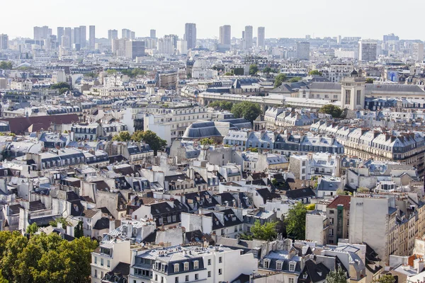 París, Francia, 30 de agosto de 2015. Una vista de la ciudad desde una plataforma de encuestas en Notre-Dame de Paris. Esta mirada es una de las vistas más bellas de París desde arriba — Foto de Stock