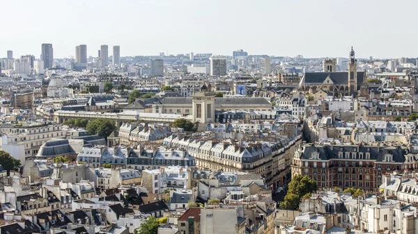 Parijs, Frankrijk, op 30 augustus 2015. Een uitzicht op de stad vanaf een enquête platform op Notre-Dame de Paris. Deze look is een van de mooiste uitzichten over Parijs van boven — Stockfoto