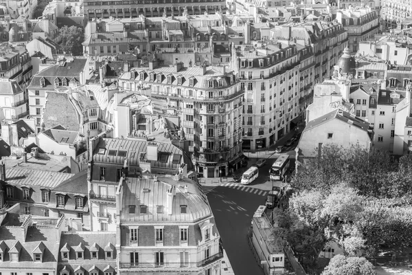 Париж, Франция, 30 августа 2015 г. Вид на город с смотровой площадки на Нотр-Дам де Пари. Этот вид является одним из самых красивых видов на Париж сверху — стоковое фото