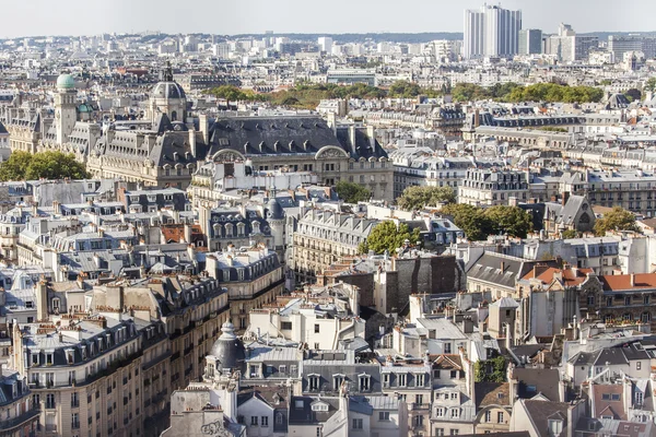 Paříž, Francie, na 30 srpnu 2015. Pohled na město od plošinu na Notre-Dame de Paris. Tento pohled je jedním z nejkrásnějších pohledů z Paříže z výše — Stock fotografie