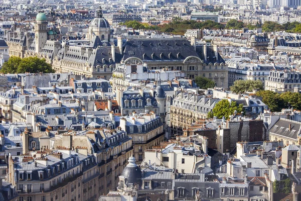 Paris, Frankrike, den 30 augusti 2015. Utsikt över staden från en undersökning plattform på Notre-Dame de Paris. Detta ser är en av de vackraste utsikterna över Paris från ovan — Stockfoto