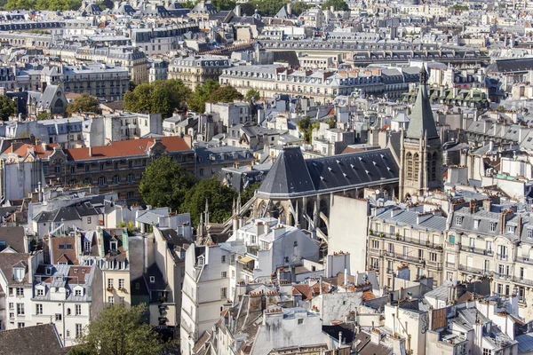 Paris, Frankrike, den 30 augusti 2015. Utsikt över staden från en undersökning plattform på Notre-Dame de Paris. Detta ser är en av de vackraste utsikterna över Paris från ovan — Stockfoto