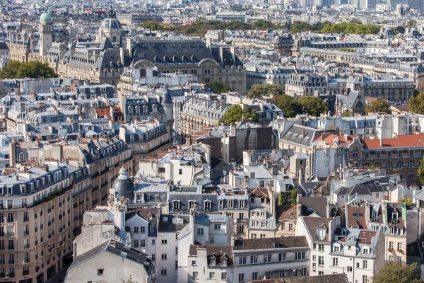 31 Ağustos 2015 tarihinde, Paris, Fransa. Paris çatıları üzerinde bir anket platformu üzerinden Üstten Görünüm — Stok fotoğraf