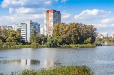 Pushkino, Rusya Federasyonu - 15 Eylül 2015 tarihinde. Sonbahar manzara. Multystoried Serebryanka Nehri kıyısında evler