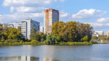 Pushkino, Rusya Federasyonu - 15 Eylül 2015 tarihinde. Sonbahar manzara. Multystoried Serebryanka Nehri kıyısında evler