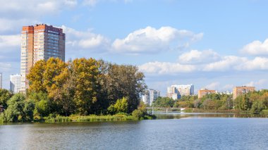 Pushkino, Rusya Federasyonu - 15 Eylül 2015 tarihinde. Sonbahar manzara. Multystoried Serebryanka Nehri kıyısında evler