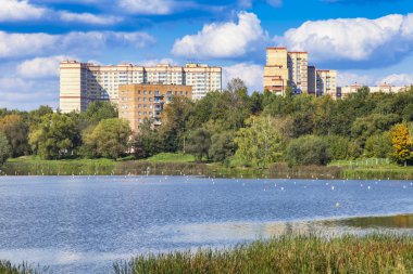 Pushkino, Rusya Federasyonu - 15 Eylül 2015 tarihinde. Sonbahar manzara. Multystoried Serebryanka Nehri kıyısında evler