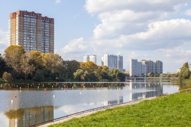 Pushkino, Rusya Federasyonu - 27 Eylül. Yeni multystoried evleri Serebryank Nehri kıyısında