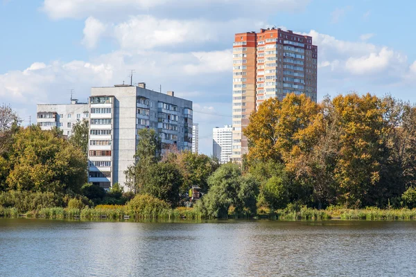 PUSHKINO, RUSIA - el 15 de septiembre de 2015. Paisaje de otoño. Casas de varios pisos en la orilla del río Serebryanka — Foto de Stock