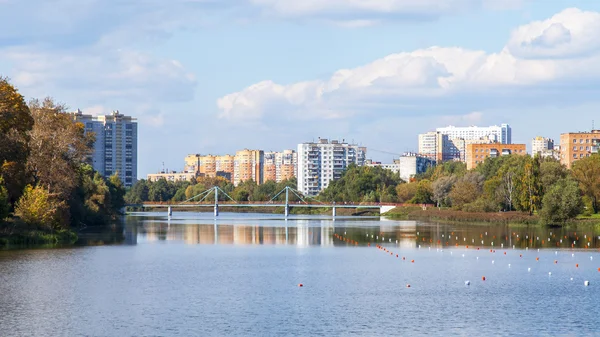 PUSHKINO, RUSSIE - le 27 septembre. Nouvelles maisons à étages sur la rive de la rivière Serebryank — Photo