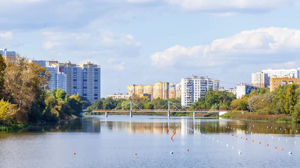 PUSHKINO, Russia - il 27 SETTEMBRE. Nuove case a più piani sulla riva del fiume Serebryank — Foto Stock