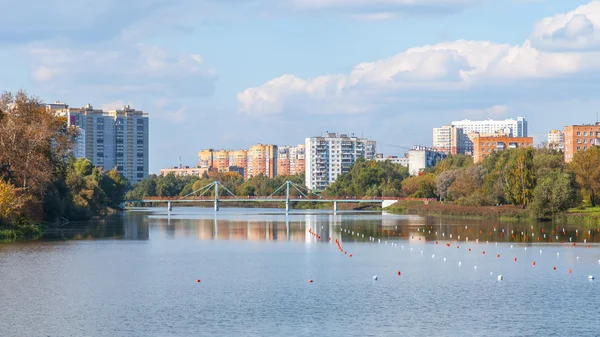PUSHKINO, RUSIA - el 27 de septiembre. Nuevas casas de varios pisos en la orilla del río Serebryank — Foto de Stock