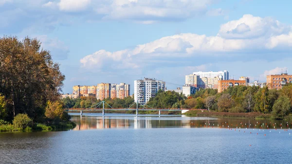 Pushkino, russland - am 27. september neue mehrstöckige häuser am ufer der serebryank — Stockfoto