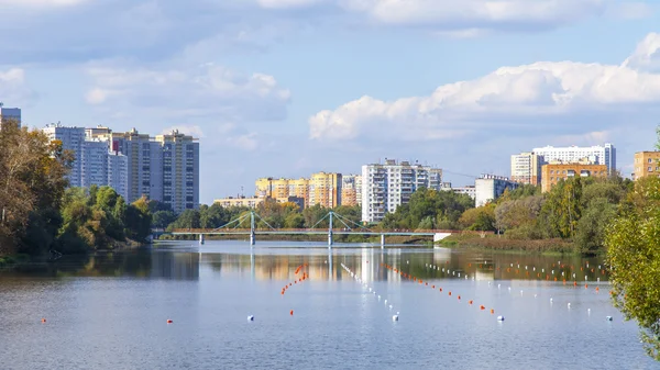 Pushkino, russland - am 27. september neue mehrstöckige häuser am ufer der serebryank — Stockfoto