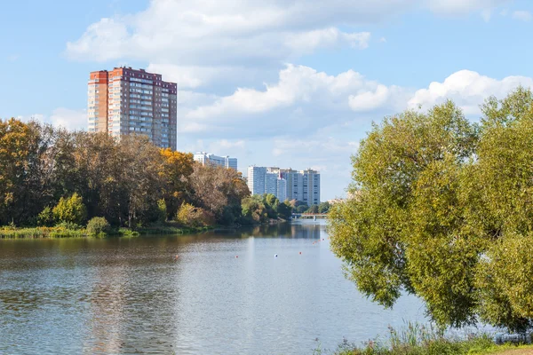 PUSHKINO, RUSSIE - le 27 septembre. Nouvelles maisons à étages sur la rive de la rivière Serebryank — Photo