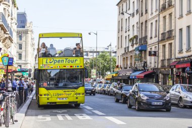 Paris, Fransa, 28 Temmuz 2015 tarihinde. Kentsel görünümü. Parlak güneşli bir günde tipik Paris Caddesi. Gezi Otobüs caddede gidiyor