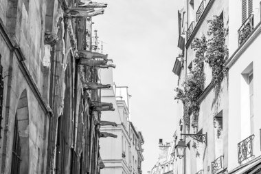 Paris, Fransa, 28 Temmuz 2015 tarihinde. Tipik binaların mimari detaylar