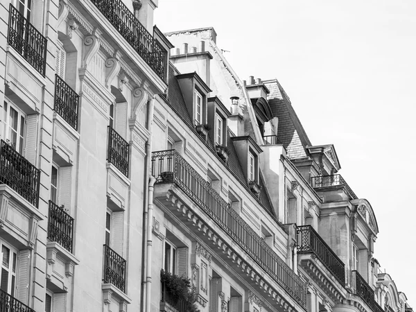 Paris, Fransa, 28 Temmuz 2015 tarihinde. Tipik binaların mimari detaylar — Stok fotoğraf