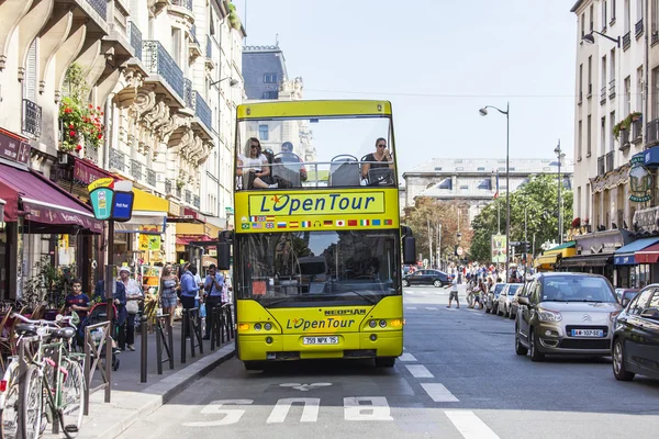 París, Francia, 28 de agosto de 2015. Vista urbana. Típica calle parisina en el día soleado brillante. El autobús de excursión va por la calle —  Fotos de Stock