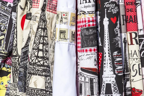 PARIS, FRANCE, on AUGUST 29, 2015. Textile products with the image of the Parisian sights on a show-window of shop of souvenirs — Stock Photo, Image